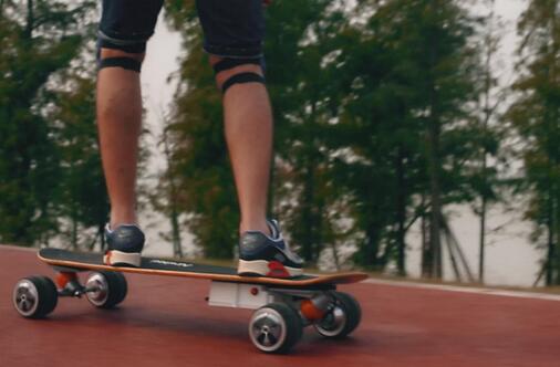 En la calle, los patinadores con las camisetas y zapatos de patinar pueden verse por todas partes. 