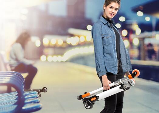 Airwheel Z8 is easy to fold by lifting and pulling with the innovative foldable handle design. 